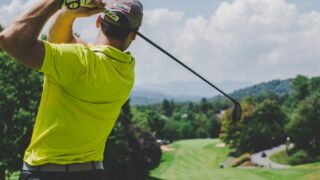 グリーン上でアプローチショットを構えるゴルファー｜20ヤードの寄せガイド