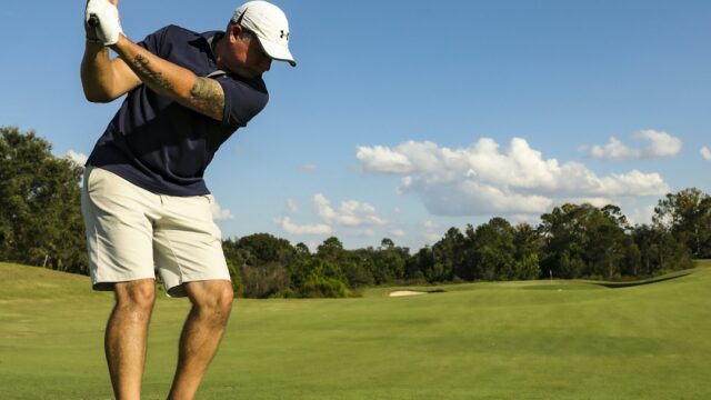 ゴルフコースでスイングする男性｜苦手克服ドリルガイド