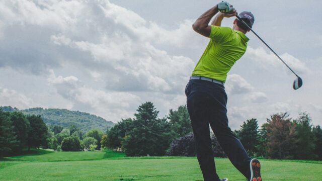 ドライバーでティーショットを打つ男性ゴルファー｜スライスしにくいドライバー特集