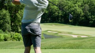 ゴルフスイング中の男性｜左肩を開かない打ち方とカット軌道の改善方法