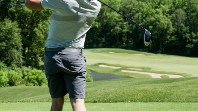 ゴルフスイング中の男性｜左肩を開かない打ち方とカット軌道の改善方法