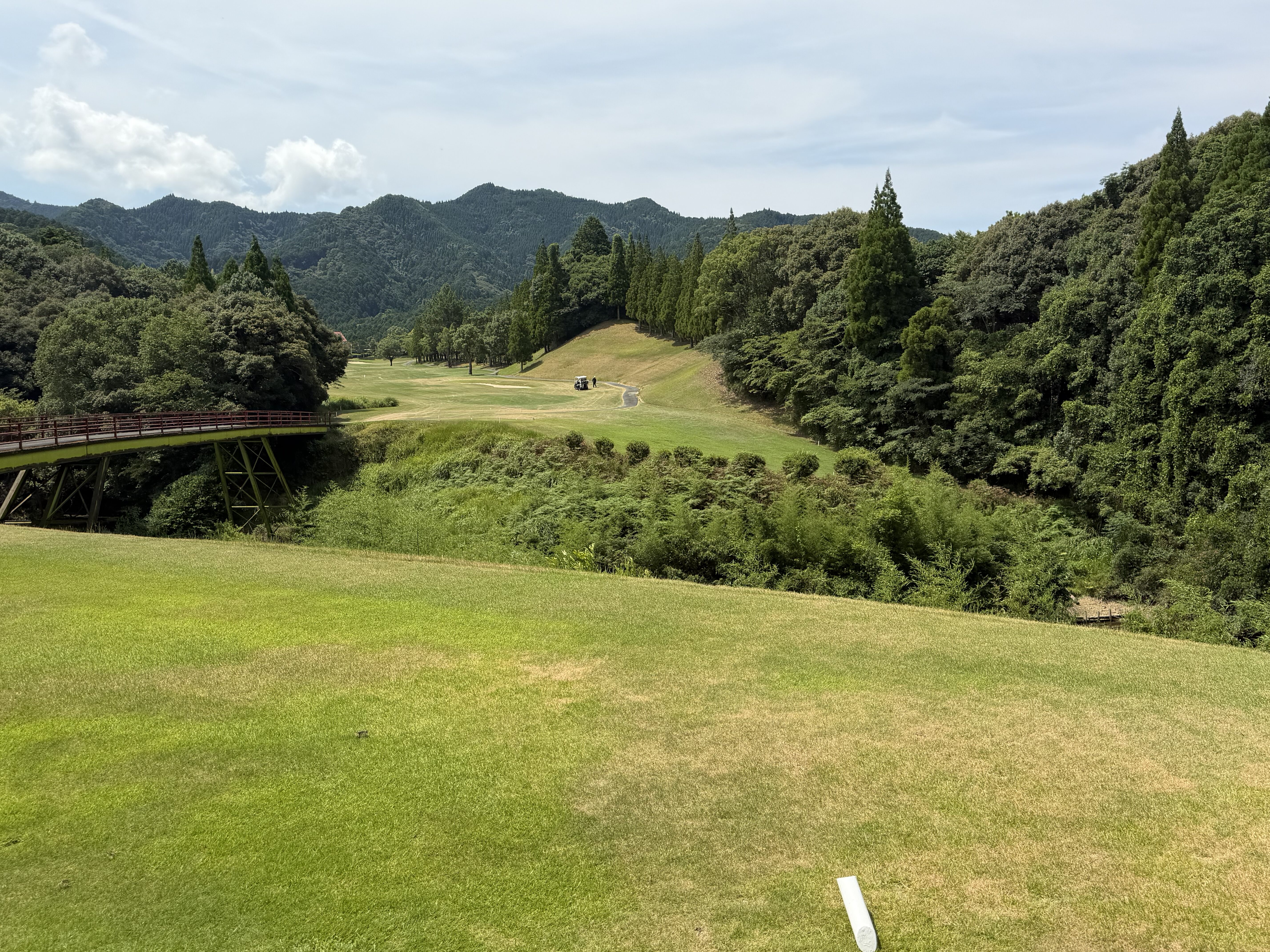 八代ゴルフ倶楽部 名物の谷越えホール。赤い橋と深い谷