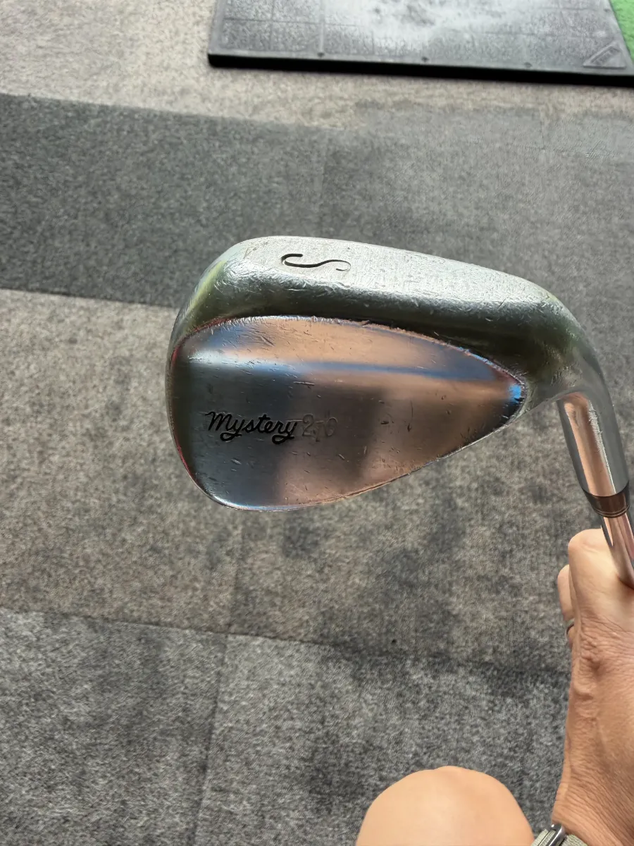 10年使い込んだミステリー210ウェッジのソール。Mysteryの刻印と打痕